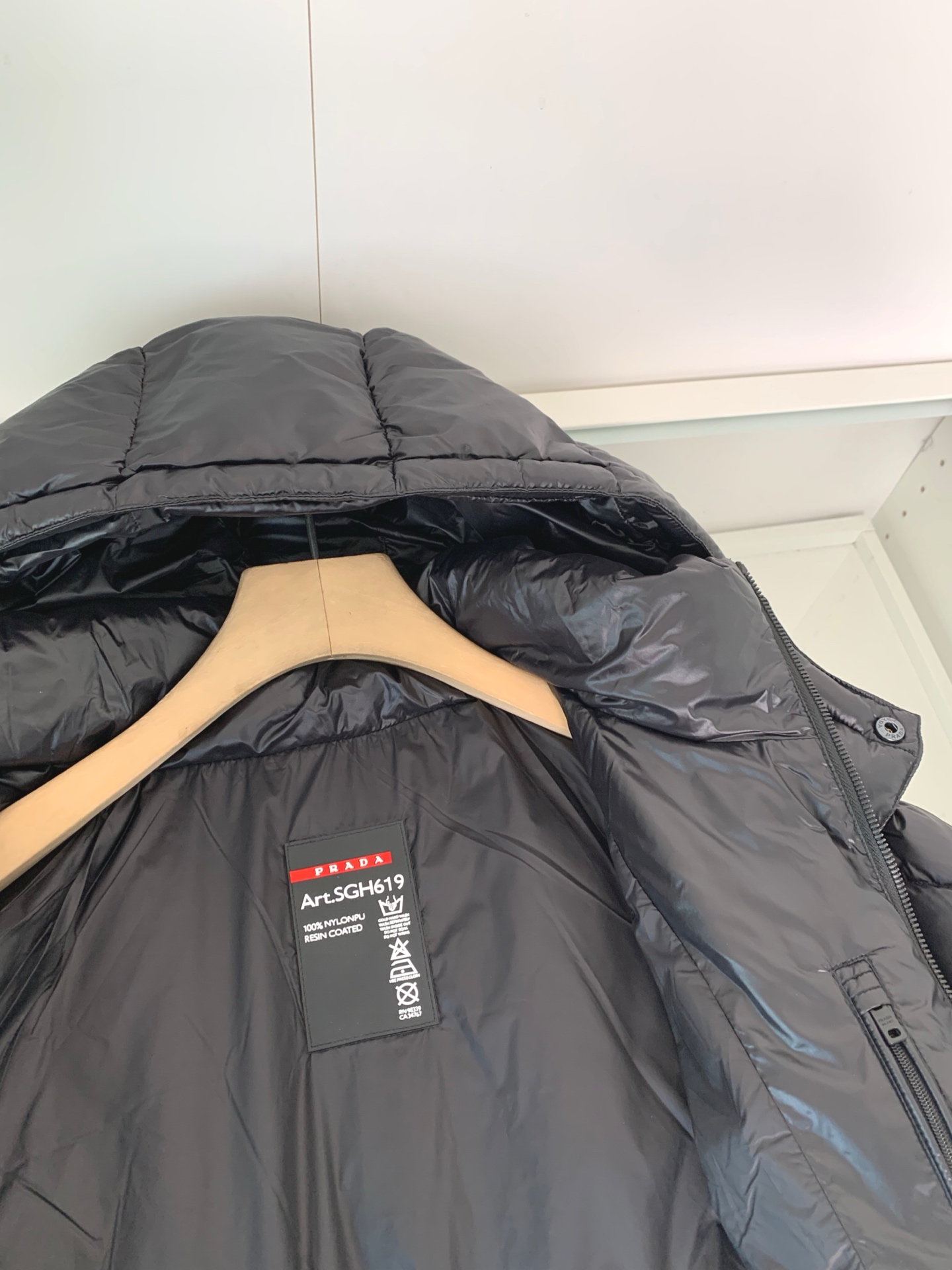 🆕P家25年冬季新款立领连帽羽绒服可脱卸连帽菱形阶梯羽绒服～客供定制拉链 胸口三角徽章点缀 前后用阶梯式