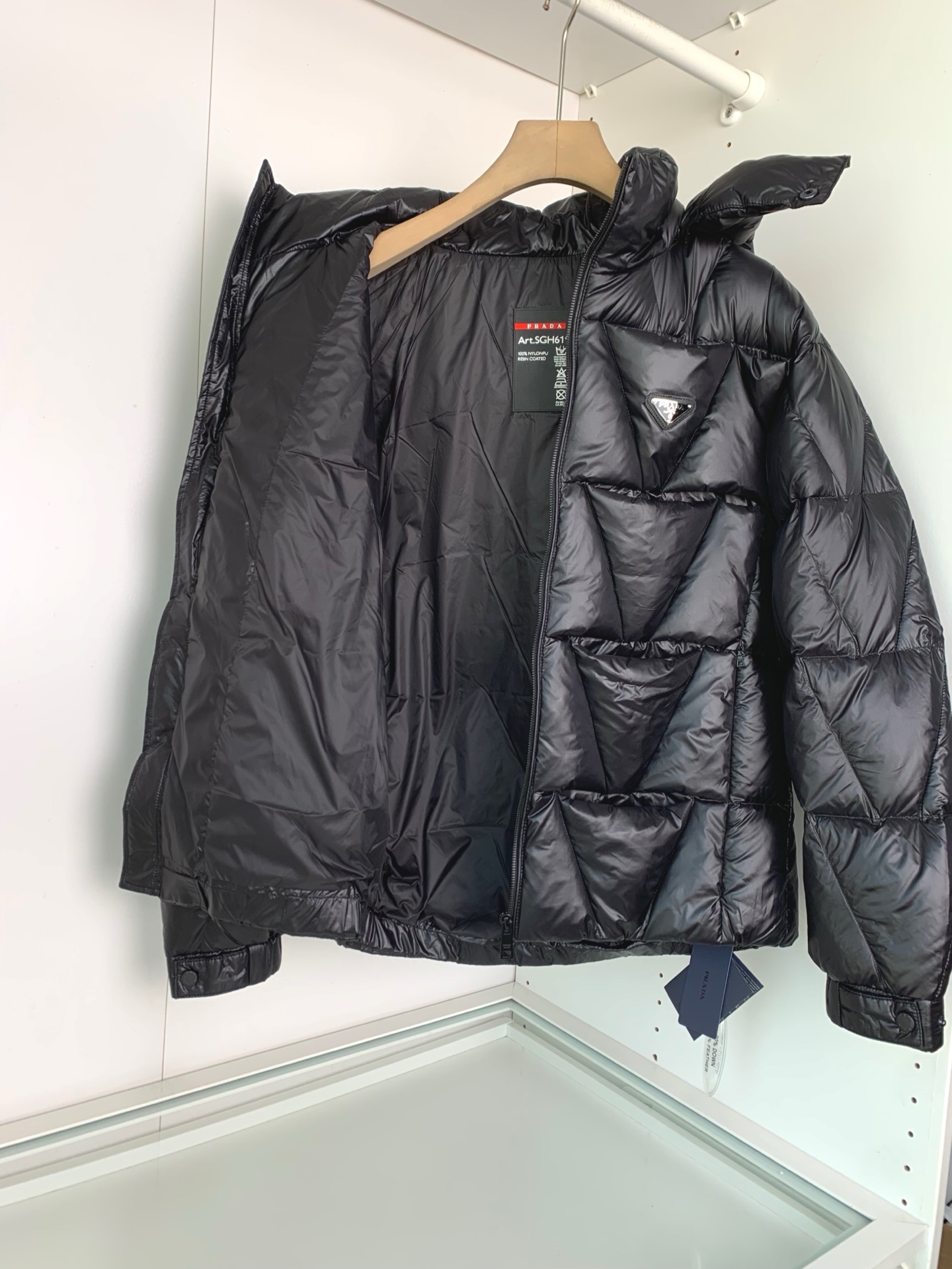 🆕P家25年冬季新款立领连帽羽绒服可脱卸连帽菱形阶梯羽绒服～客供定制拉链 胸口三角徽章点缀 前后用阶梯式