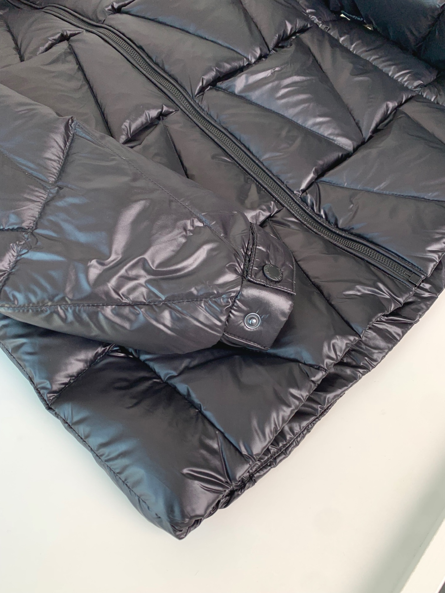 🆕P家25年冬季新款立领连帽羽绒服可脱卸连帽菱形阶梯羽绒服～客供定制拉链 胸口三角徽章点缀 前后用阶梯式