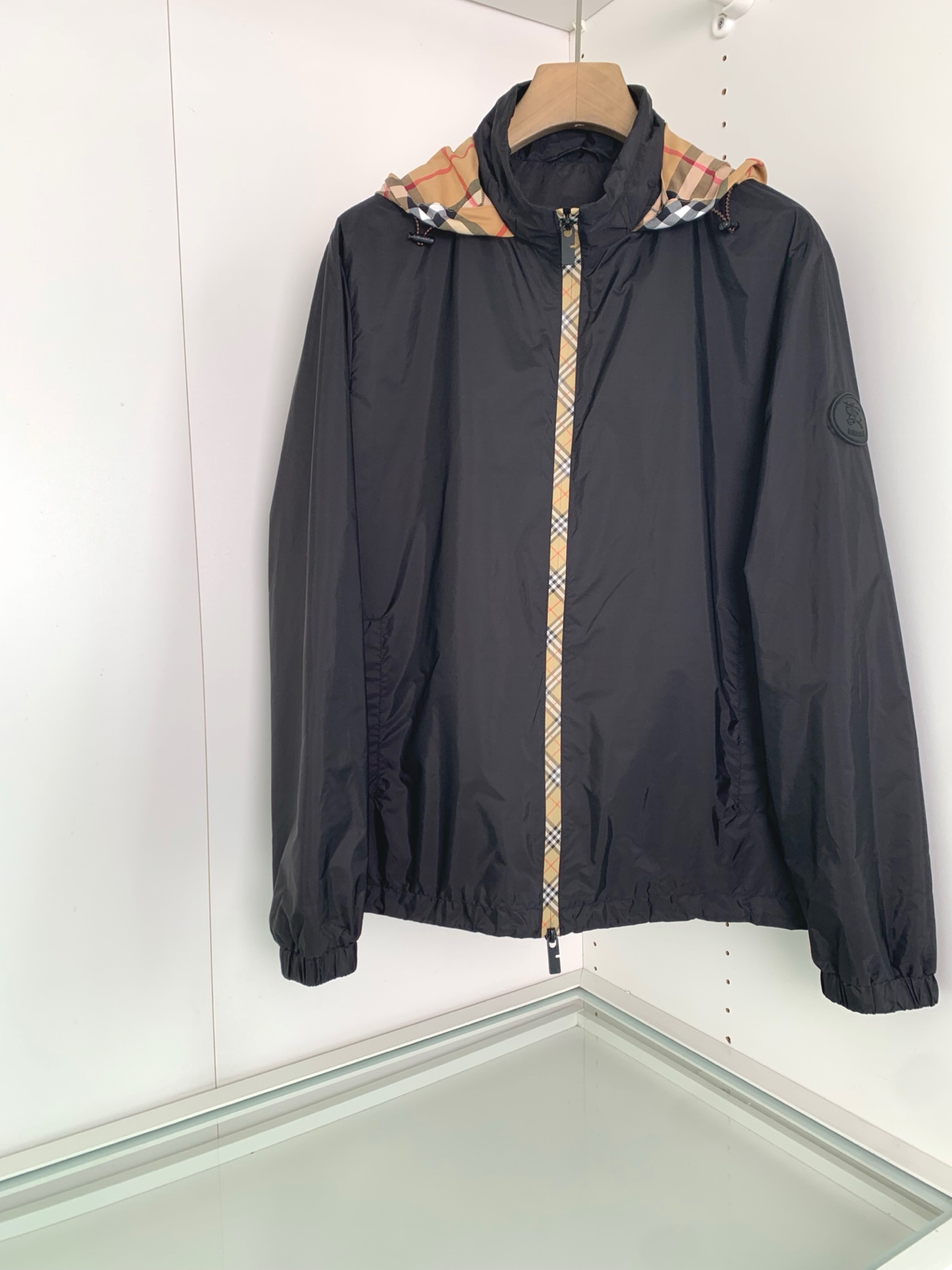 NO:952596,, 2026 spring and summer new product, B's hooded jacket. Unique plaid design on the placket. Fashion sense. Integrate both inside and outside into one, full of high-end feel. Classic plaid contrasting color design on the hat. Classic logo badge decoration on the sleeves. Three-dimensional and stylish. Work details, exquisite craftsmanship, high-end quality, made by luxury top designers!  The details are handled very well and neatly. It is simple and easy to put on, highlighting the layered style. It can be worn with fashion trends!  68006, black M-3XL, size M, shoulder width 45, bust 108, length 67, sleeve length 62; size L, shoulder width 46, bust 112, length 68, sleeve length 63;  Size 3XL, shoulder width 49, bust 124, length 71, sleeve length 66;,,jackets & coats,jackets & coats,hats,19860909,2026春夏新品、B家连帽夹克外套 门襟独特的格纹设计 时尚感 内外兼修融于一体,高级感十足 帽子经典格子撞色设计袖子经典logo徽章标志装饰 立体有型 做工细节,精湛工艺,高端品质,奢华顶尖设计师打造！细节处理非常到位与整洁 简单易搭凸显层次风范 穿着搭配时尚潮流！68006,黑色M-3XL, M码肩宽45胸围108衣长67袖长62； L码肩宽46胸围112衣长68袖长63； XL吗肩宽47胸围116衣长69袖长64； XXL码肩宽48胸围120衣长70袖长65； 3XL码肩宽49胸围124衣长71袖长66；,,jackets & coats,jackets & coats,hats,,Men's clothing