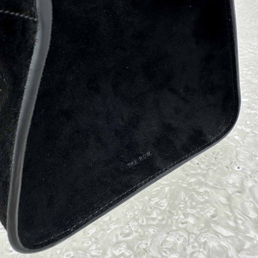 小号磨砂黑Margaux10系列品牌在极简设计上的功力线条干净尽管没有什么logo印花的加持但整体高级质