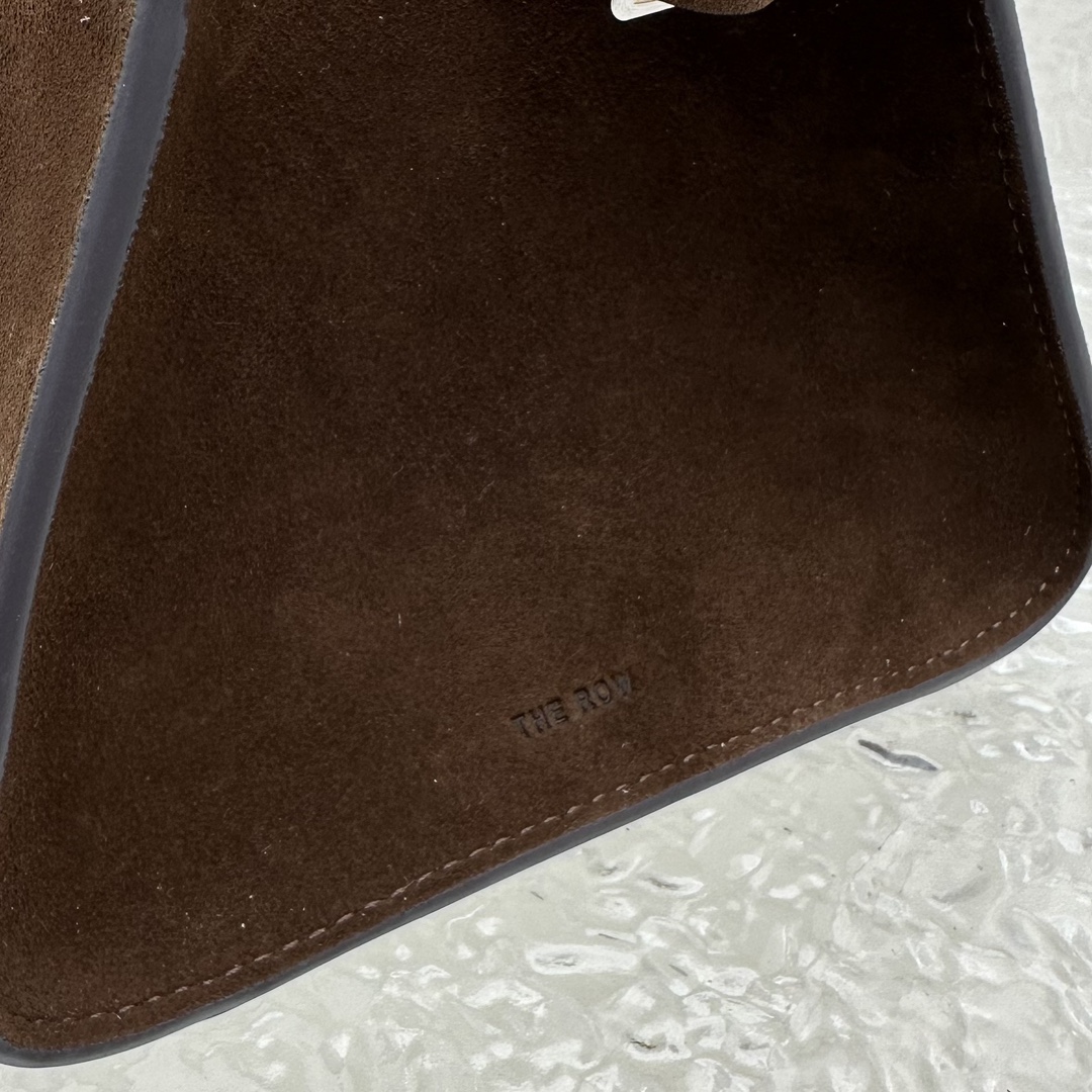 小号磨砂深棕Margaux10系列品牌在极简设计上的功力线条干净尽管没有什么logo印花的加持但整体高级