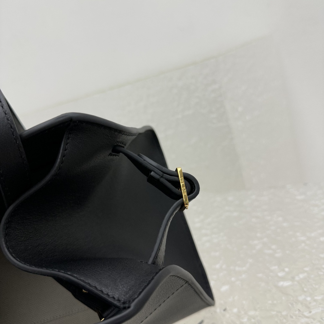 小号平纹黑Margaux10系列品牌在极简设计上的功力线条干净尽管没有什么logo印花的加持但整体高级质