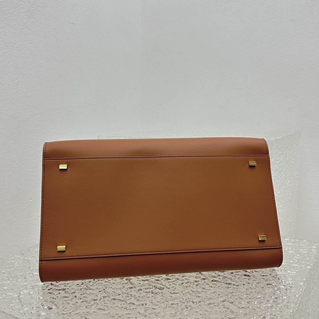 中号平纹棕Margaux15系列品牌在极简设计上的功力线条干净尽管没有什么logo印花的加持但整体高级质