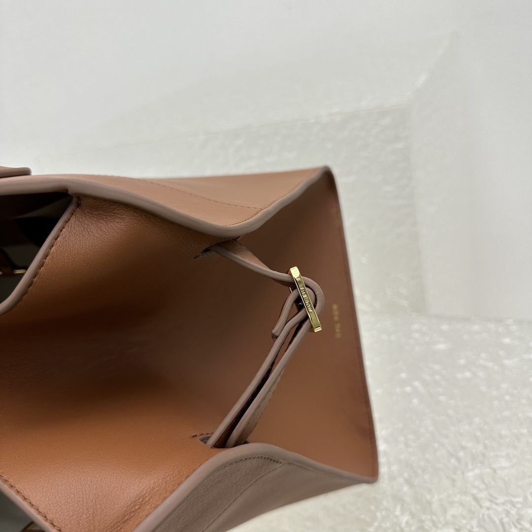 中号平纹棕Margaux15系列品牌在极简设计上的功力线条干净尽管没有什么logo印花的加持但整体高级质