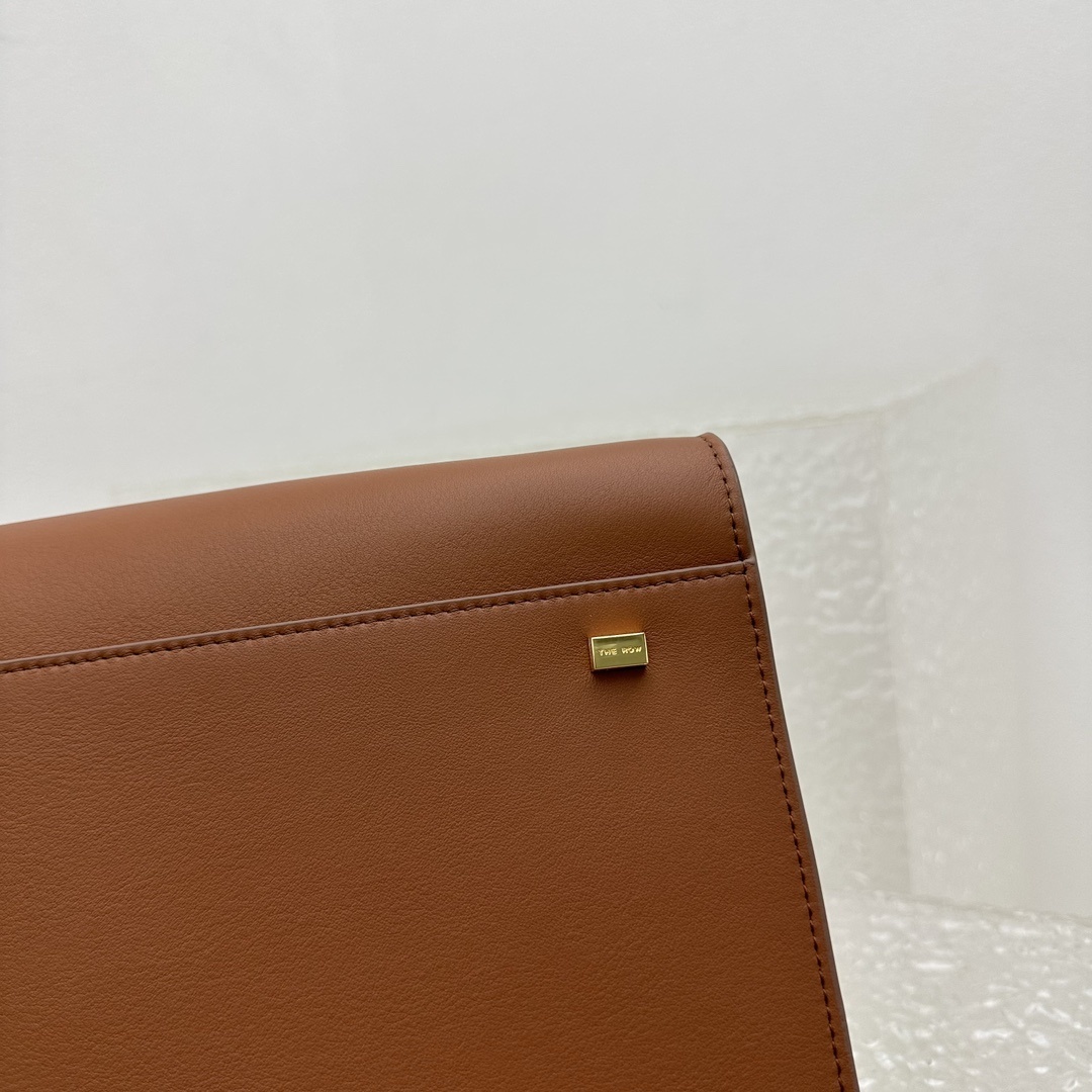 中号平纹棕Margaux15系列品牌在极简设计上的功力线条干净尽管没有什么logo印花的加持但整体高级质