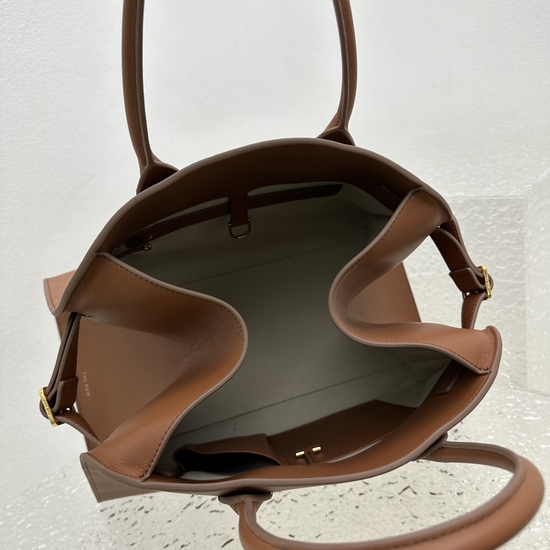 中号平纹棕Margaux15系列品牌在极简设计上的功力线条干净尽管没有什么logo印花的加持但整体高级质