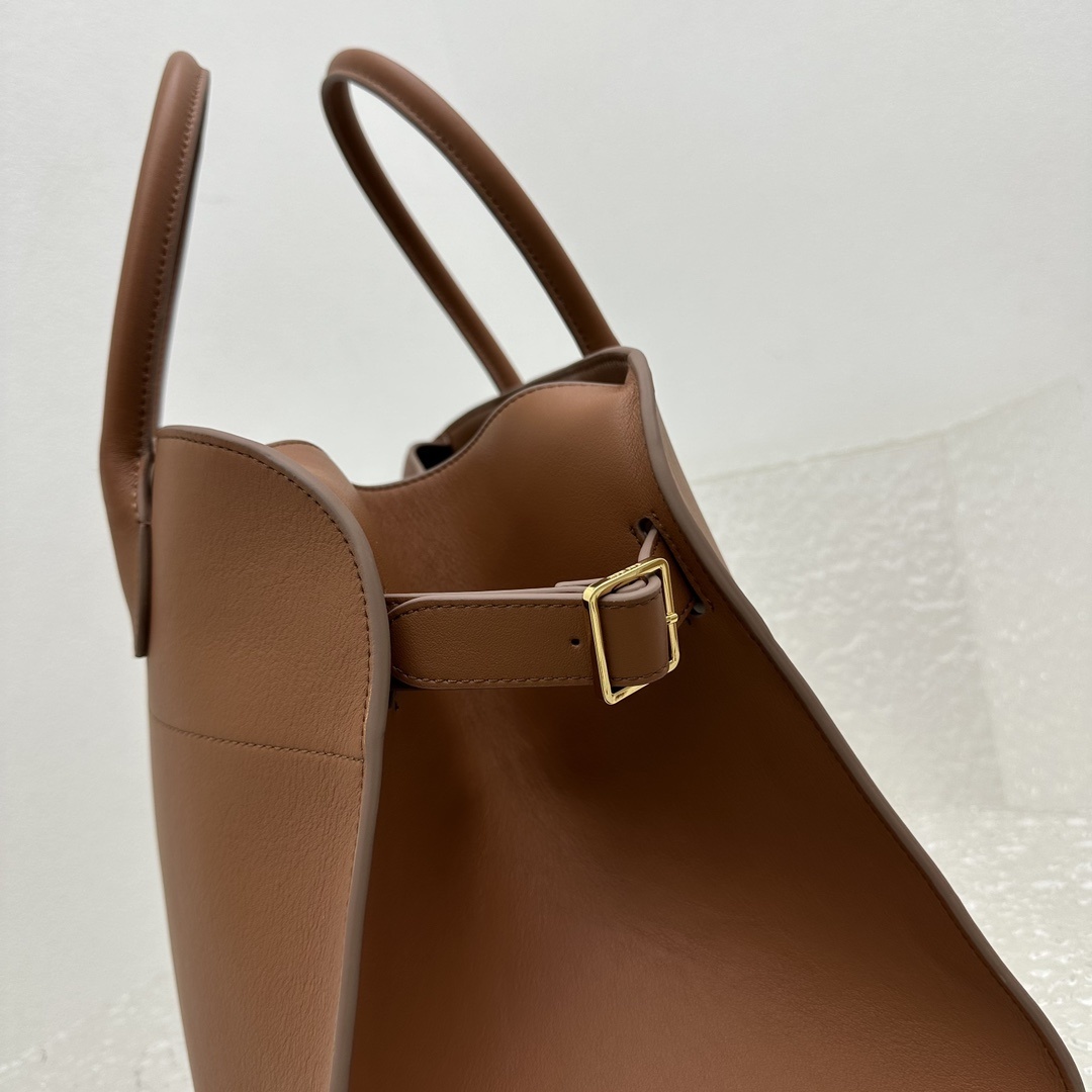 中号平纹棕Margaux15系列品牌在极简设计上的功力线条干净尽管没有什么logo印花的加持但整体高级质
