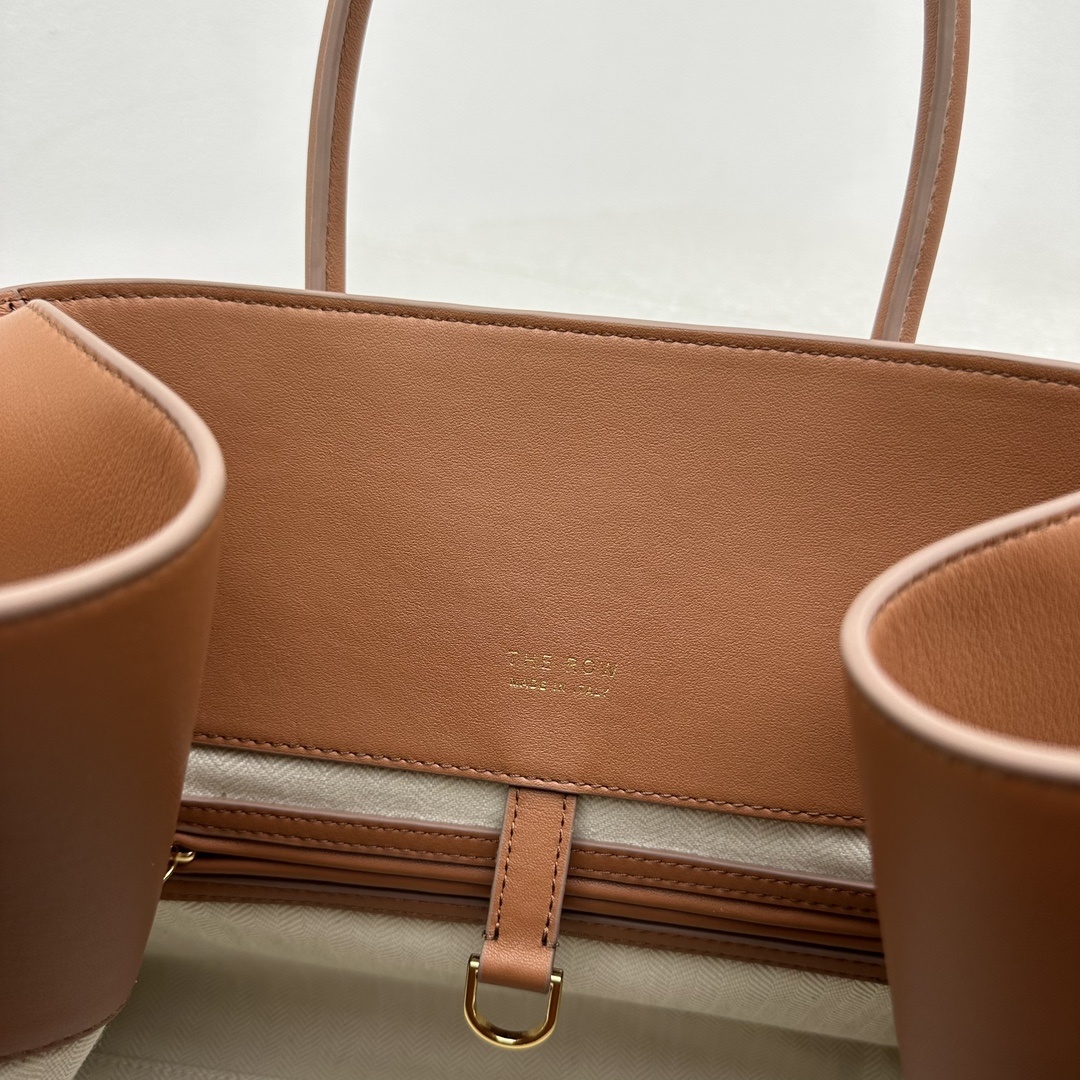 中号平纹棕Margaux15系列品牌在极简设计上的功力线条干净尽管没有什么logo印花的加持但整体高级质