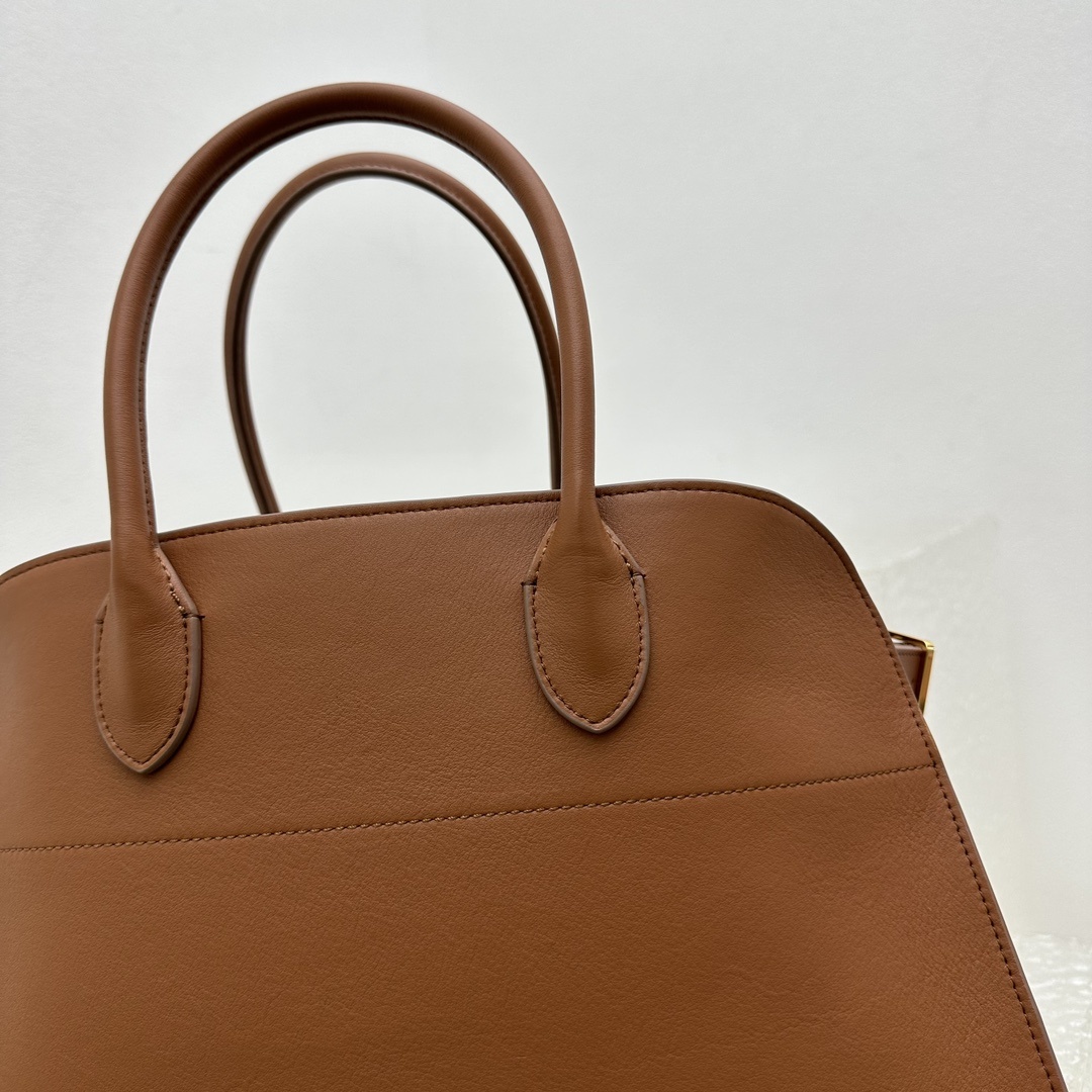 中号平纹棕Margaux15系列品牌在极简设计上的功力线条干净尽管没有什么logo印花的加持但整体高级质