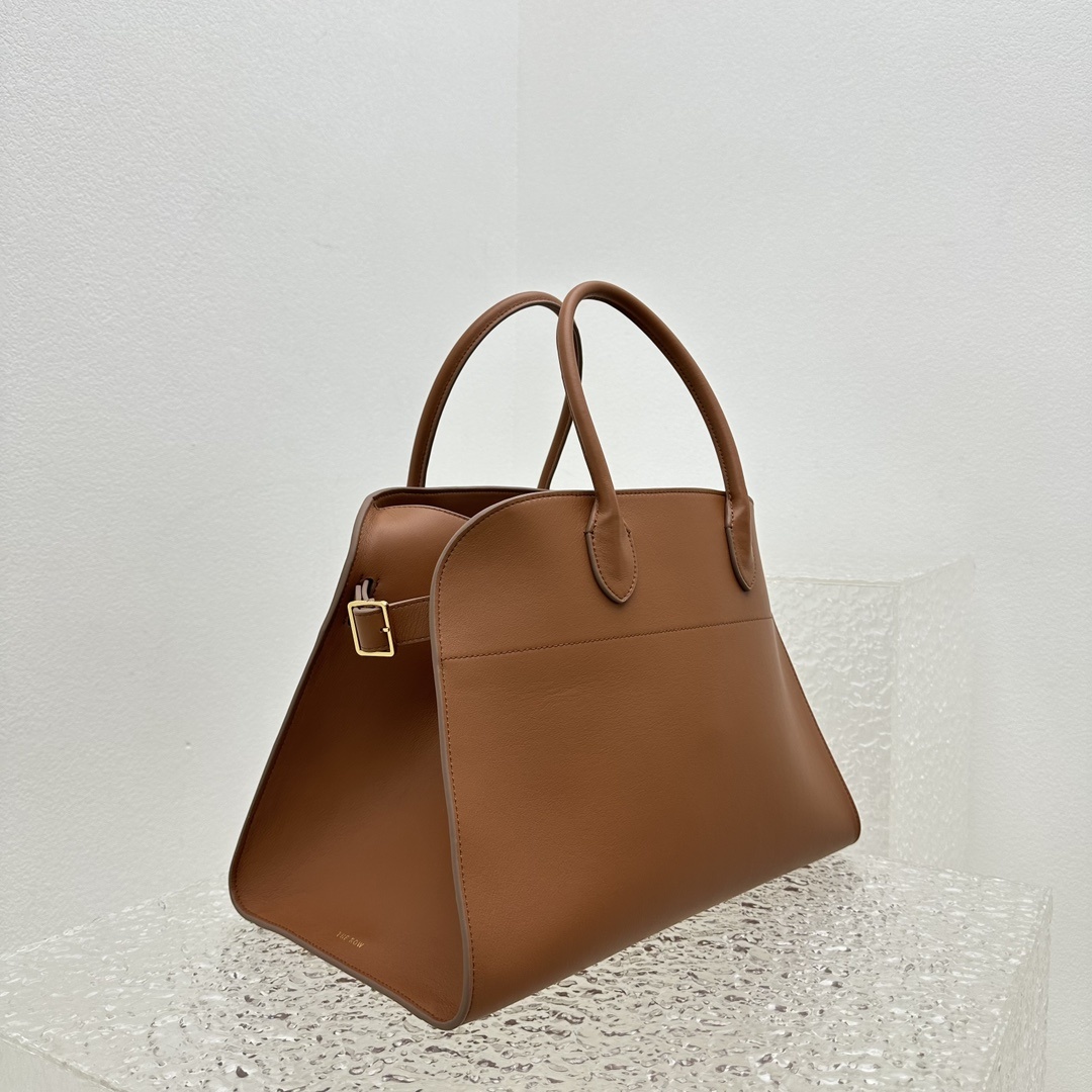 中号平纹棕Margaux15系列品牌在极简设计上的功力线条干净尽管没有什么logo印花的加持但整体高级质