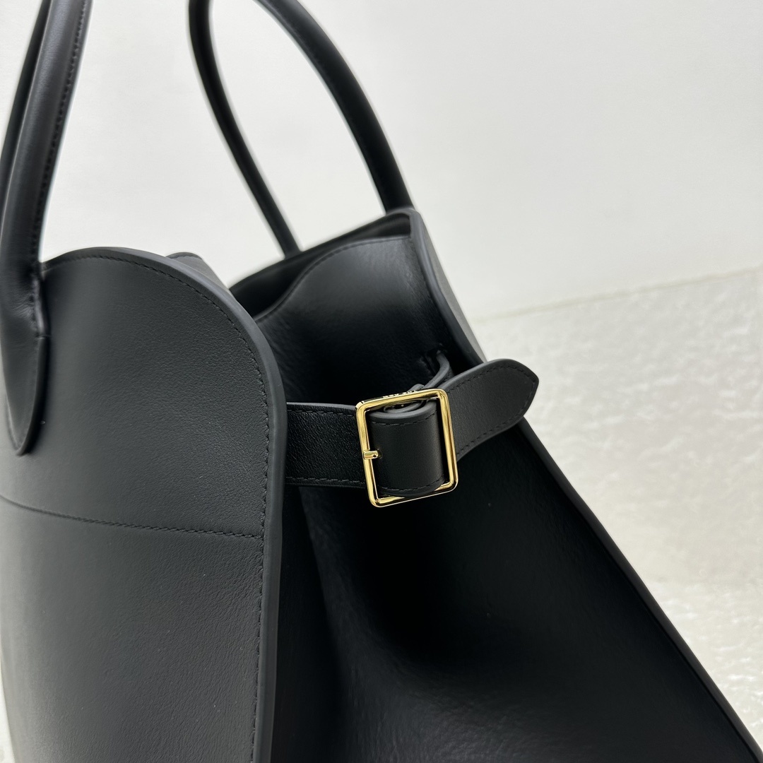 中号平纹黑Margaux15系列品牌在极简设计上的功力线条干净尽管没有什么logo印花的加持但整体高级质