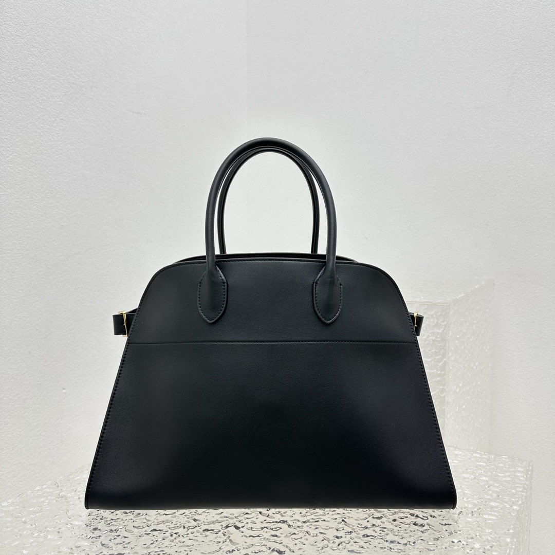 中号平纹黑Margaux15系列品牌在极简设计上的功力线条干净尽管没有什么logo印花的加持但整体高级质