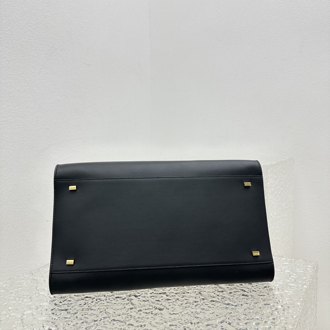 中号平纹黑Margaux15系列品牌在极简设计上的功力线条干净尽管没有什么logo印花的加持但整体高级质