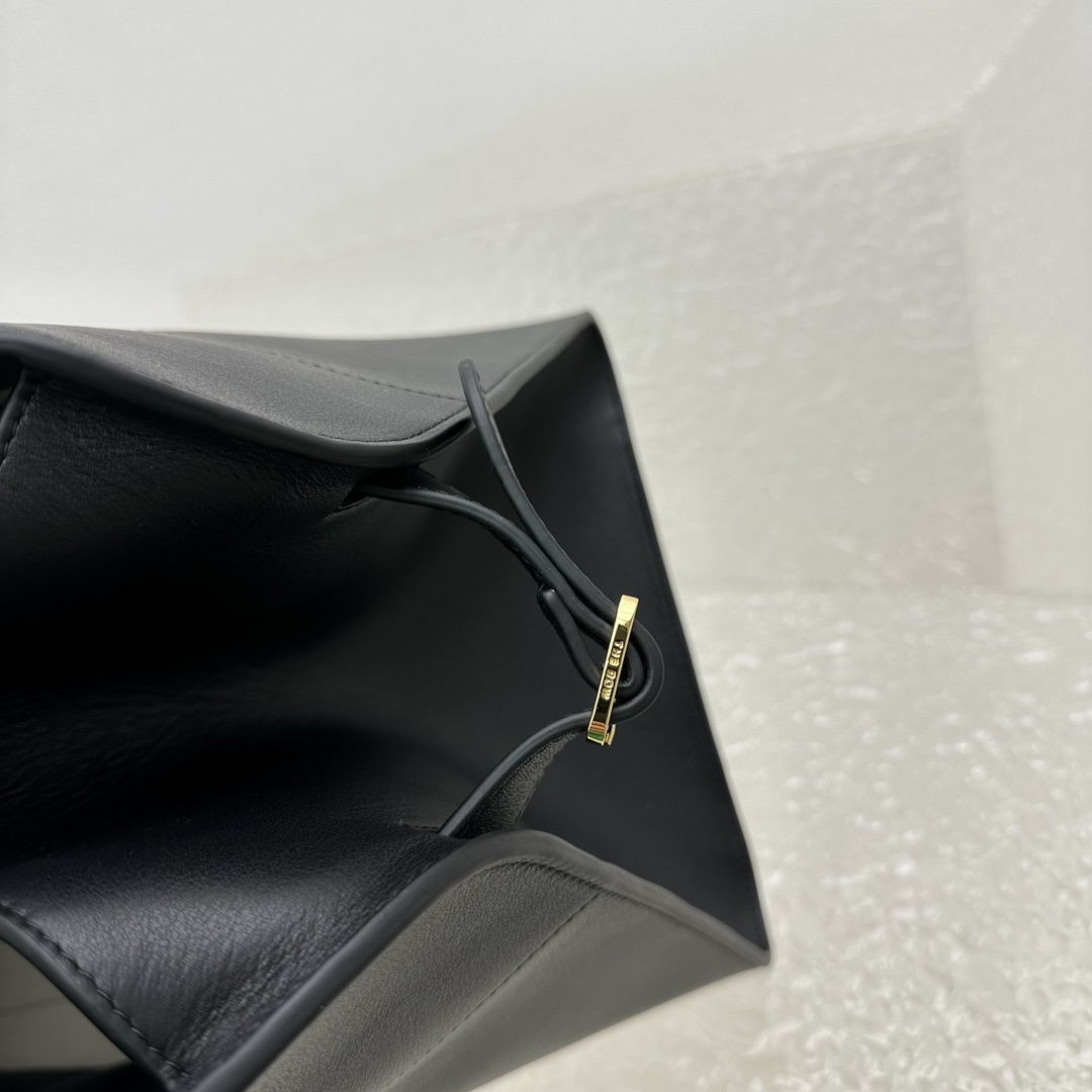 中号平纹黑Margaux15系列品牌在极简设计上的功力线条干净尽管没有什么logo印花的加持但整体高级质