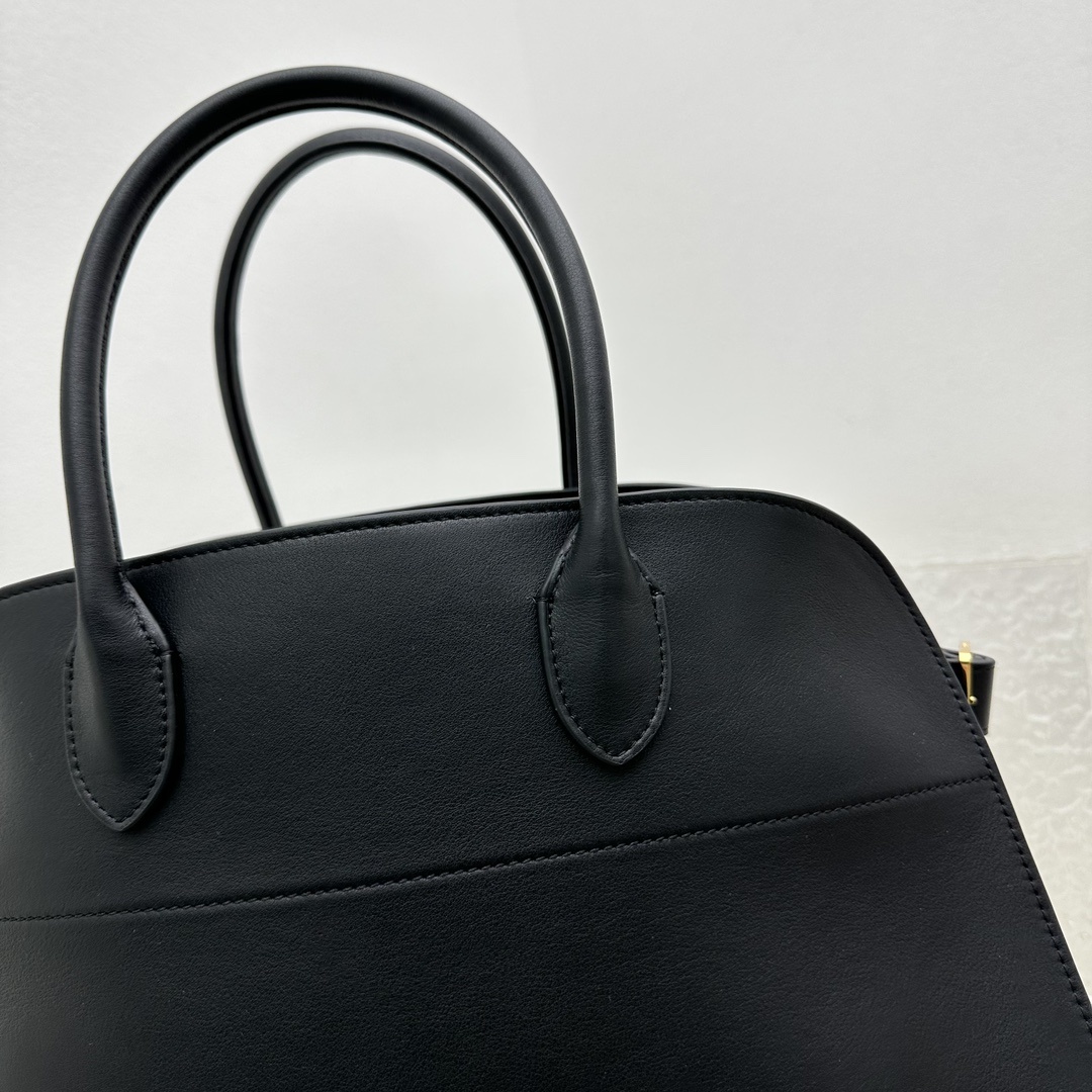 中号平纹黑Margaux15系列品牌在极简设计上的功力线条干净尽管没有什么logo印花的加持但整体高级质