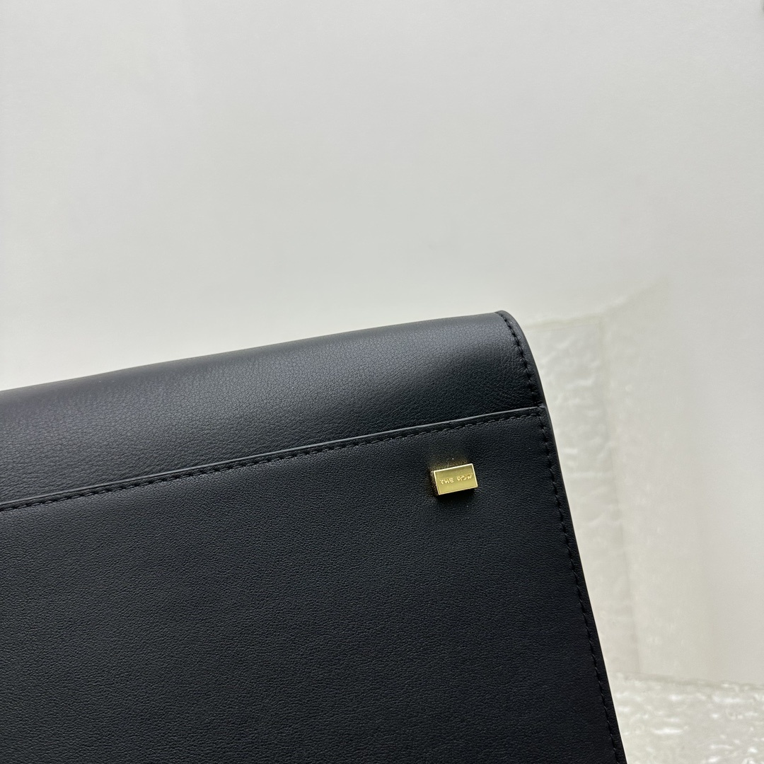 中号平纹黑Margaux15系列品牌在极简设计上的功力线条干净尽管没有什么logo印花的加持但整体高级质