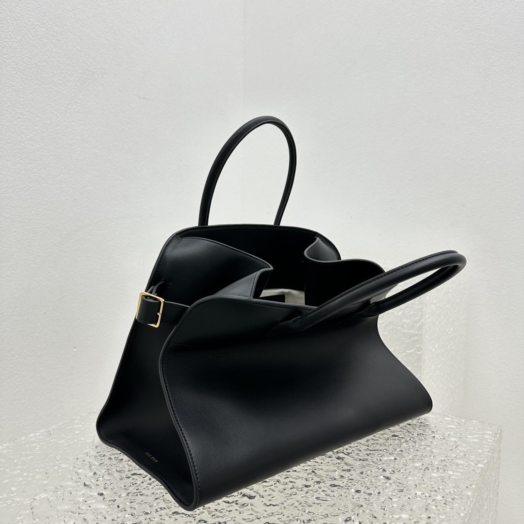 中号平纹黑Margaux15系列品牌在极简设计上的功力线条干净尽管没有什么logo印花的加持但整体高级质