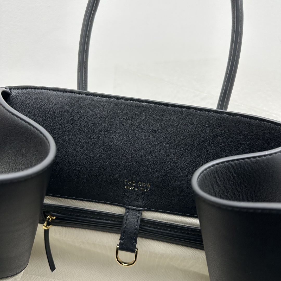 中号平纹黑Margaux15系列品牌在极简设计上的功力线条干净尽管没有什么logo印花的加持但整体高级质
