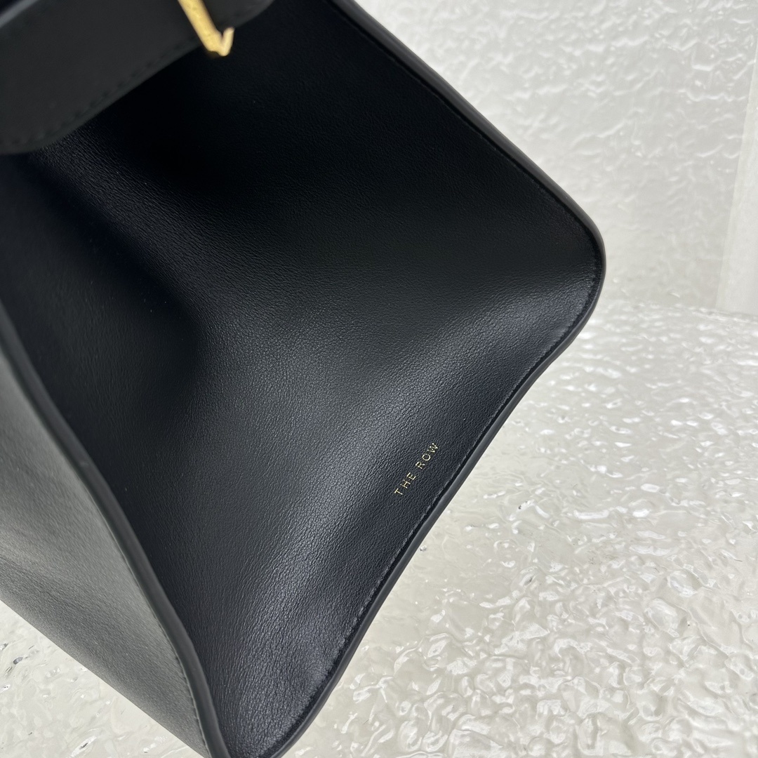 中号平纹黑Margaux15系列品牌在极简设计上的功力线条干净尽管没有什么logo印花的加持但整体高级质