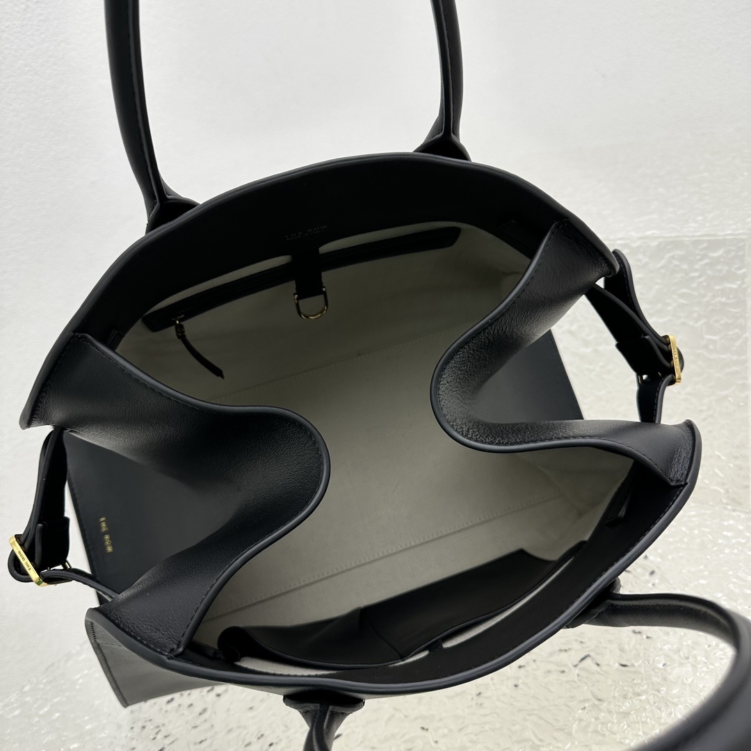 中号平纹黑Margaux15系列品牌在极简设计上的功力线条干净尽管没有什么logo印花的加持但整体高级质