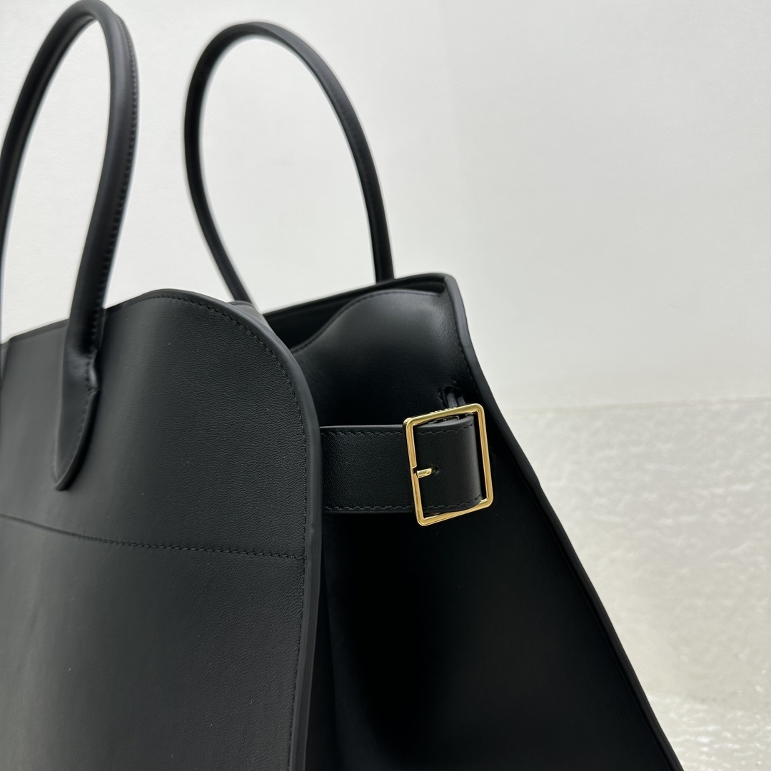 大号平纹黑Margaux17系列品牌在极简设计上的功力线条干净尽管没有什么logo印花的加持但整体高级质