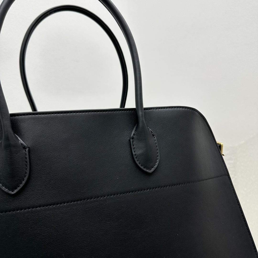 大号平纹黑Margaux17系列品牌在极简设计上的功力线条干净尽管没有什么logo印花的加持但整体高级质