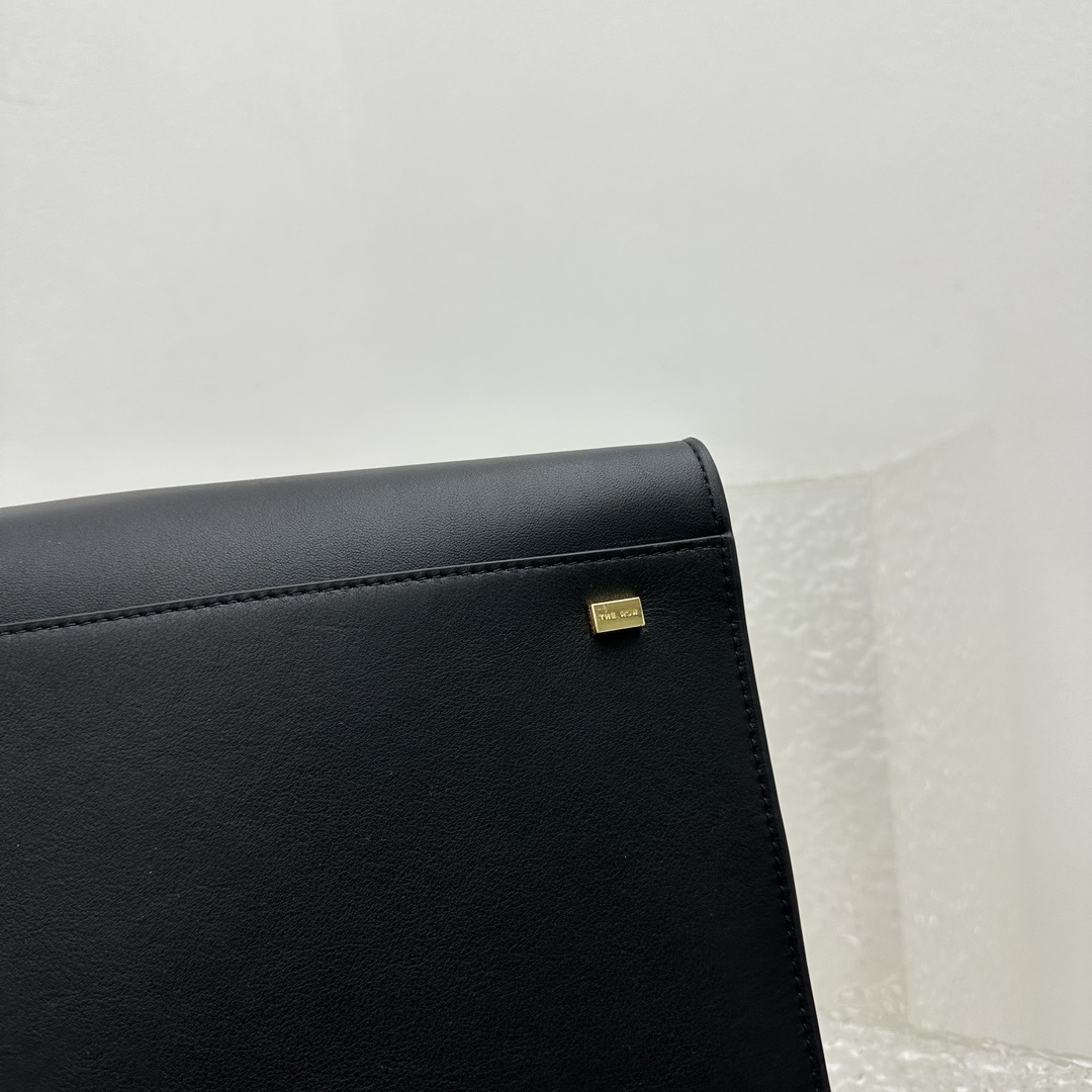 大号平纹黑Margaux17系列品牌在极简设计上的功力线条干净尽管没有什么logo印花的加持但整体高级质