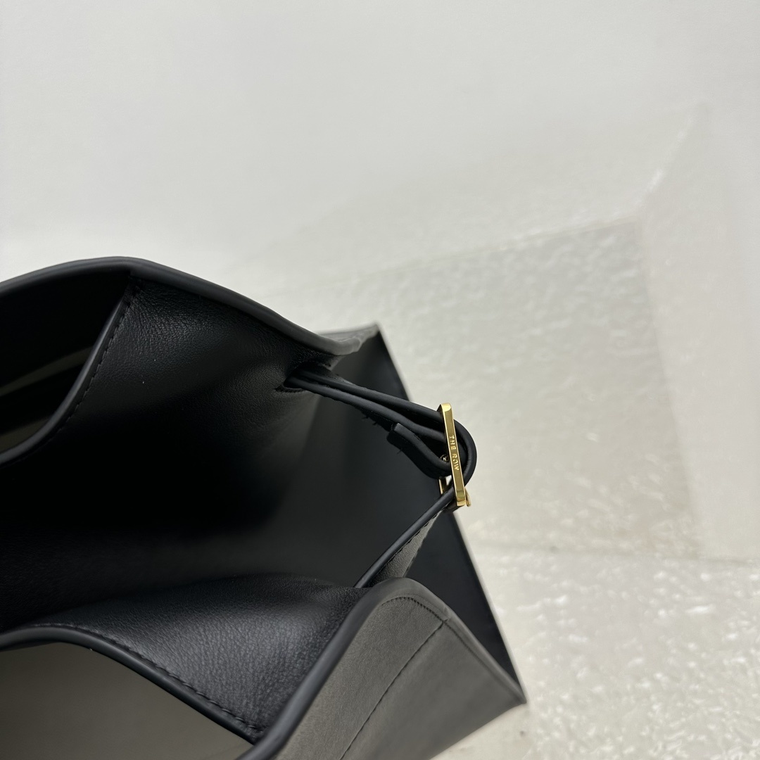 大号平纹黑Margaux17系列品牌在极简设计上的功力线条干净尽管没有什么logo印花的加持但整体高级质