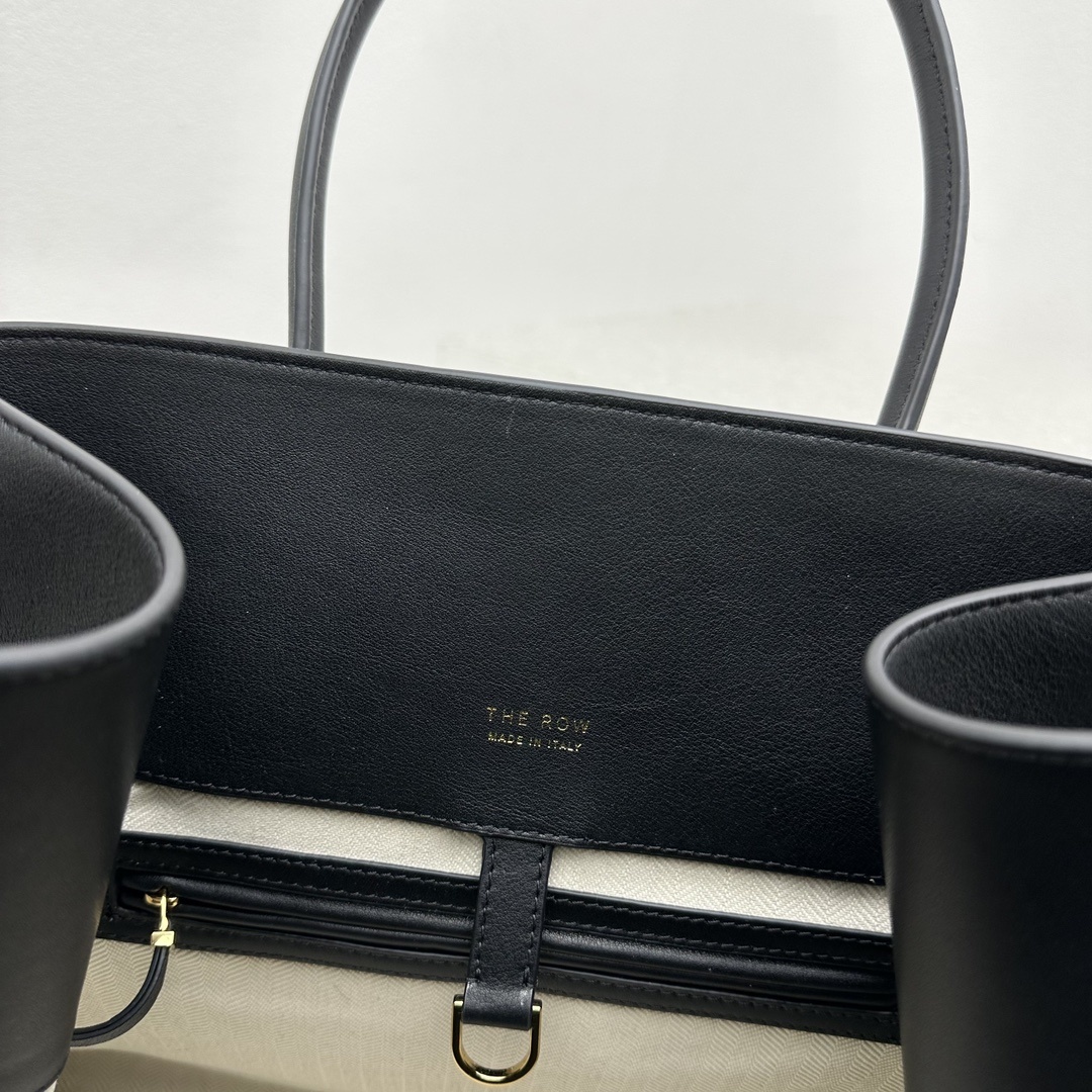 大号平纹黑Margaux17系列品牌在极简设计上的功力线条干净尽管没有什么logo印花的加持但整体高级质