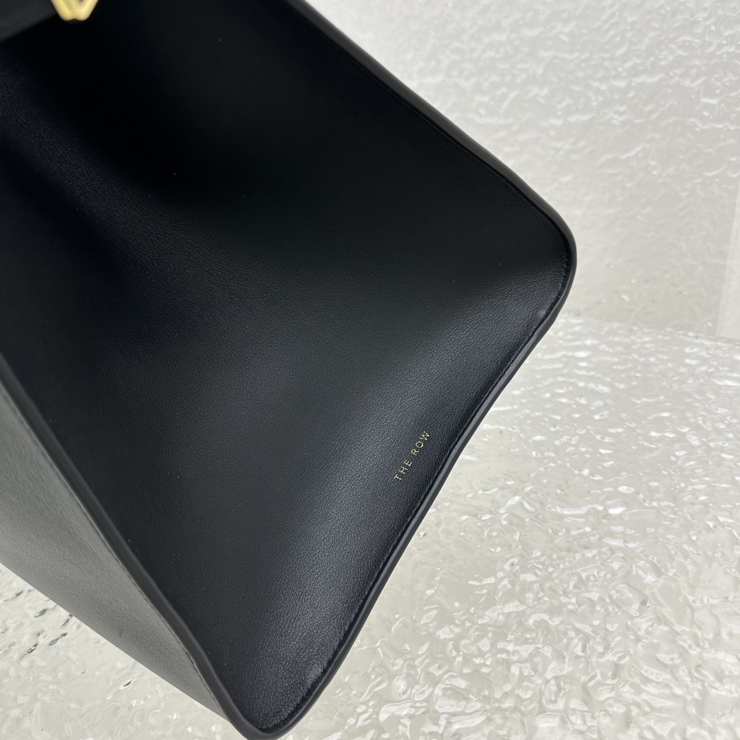 大号平纹黑Margaux17系列品牌在极简设计上的功力线条干净尽管没有什么logo印花的加持但整体高级质