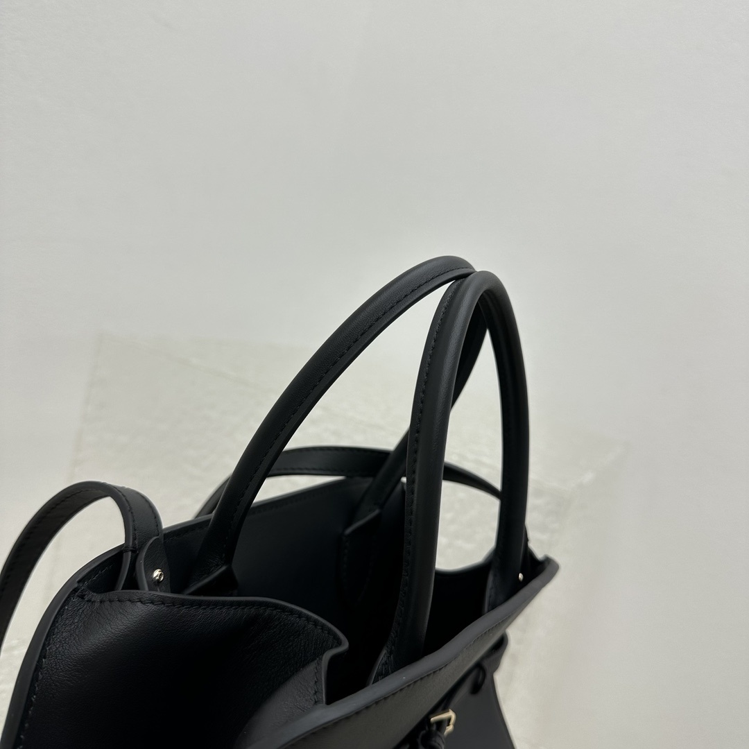 新尺寸现货️全皮黑新款beltMargaux12系列简洁大方的美又令人沦陷其中很适合秋冬的搭配毛衣或大衣