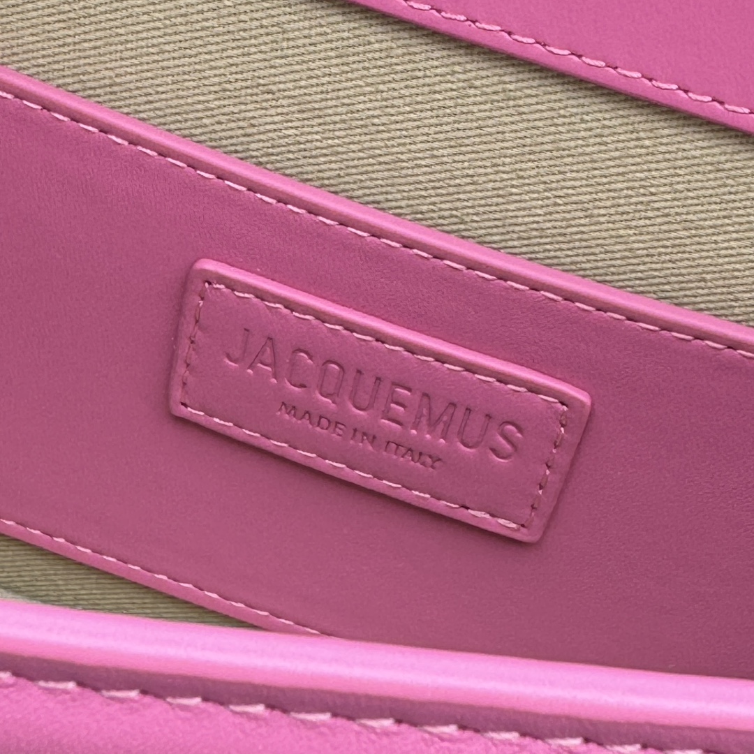 全皮粉Jacquemus̶新款单肩包ins上真的火炸掉的小众品牌又出新爆款了设计感的新包型还增加了麂皮材