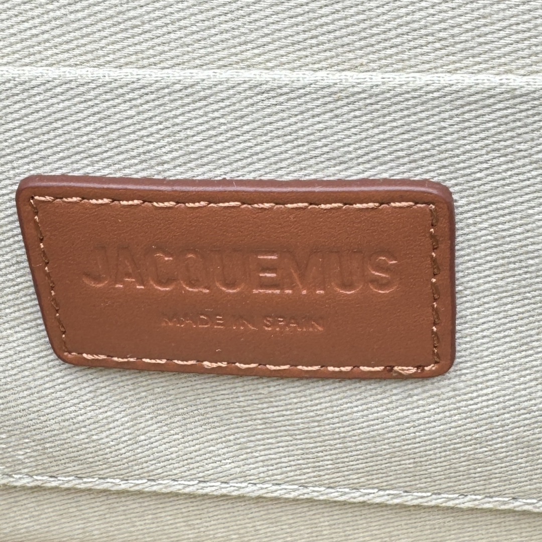 全皮棕️新背景更新Jacquemus̶爆款单品腋下包来袭辣手柄处摁扣设计十足手提时下热门的单肩背发以及斜