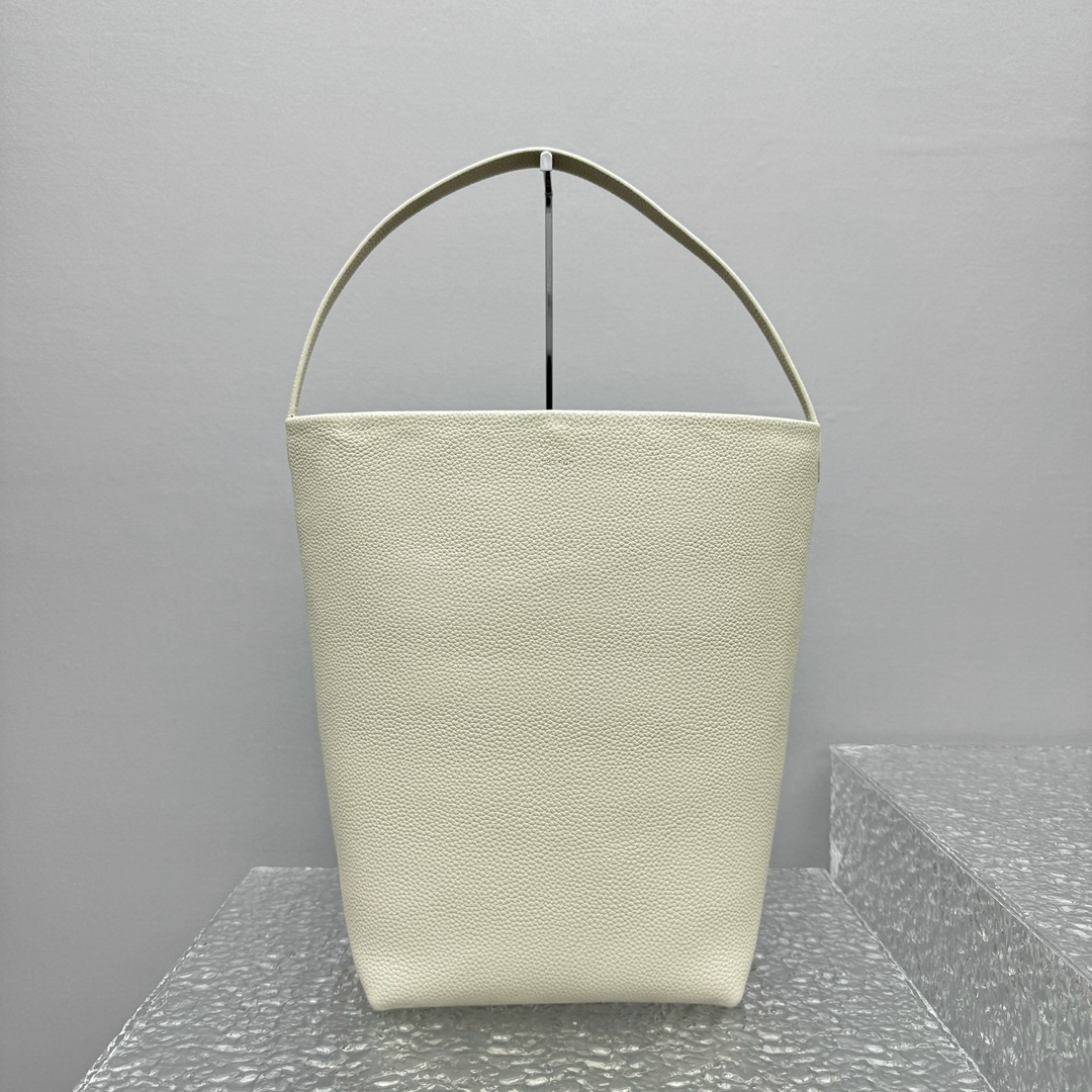 大号荔枝白*新品N/SParktote手袋全新推出的经典包款North/.South手袋展现品牌在极简设