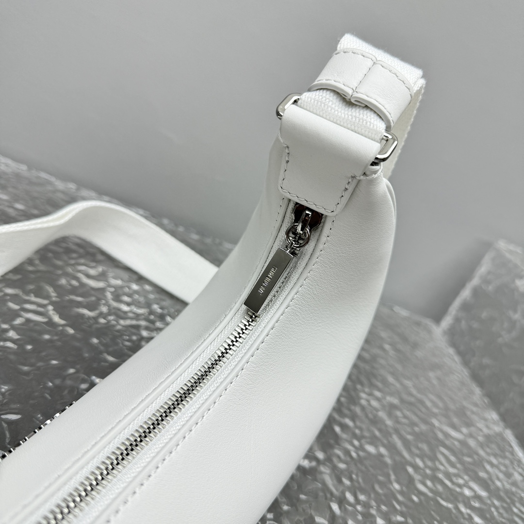 白色*&*联名斜挎包️24新品的nike联名对勾小挎包妥妥凹造型神器设计上以Swoosh为主轴呈现勾号轮