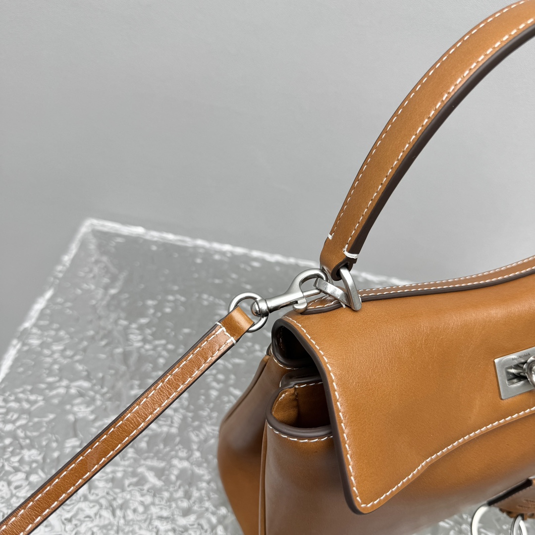 Mini版｛油蜡棕色｝
𝐁𝐀𝐋𝐄𝐍𝐂𝐈𝐀𝐆𝐀 𝐑𝐎𝐃𝐄𝐎 手袋🗯️

新款可以说出道即巅峰，有是一神作，重新开创一种新的风格，慵懒塌塌的造型用在巴黎世家没有任何违和 ，有种桀骜不驯的感觉，夏季新推出的新款棕色手袋，触感柔软细腻，随着时间的沉淀会呈现独特的光泽感💫

款号：92866
尺寸：底长23x高10x宽8cm   p1180