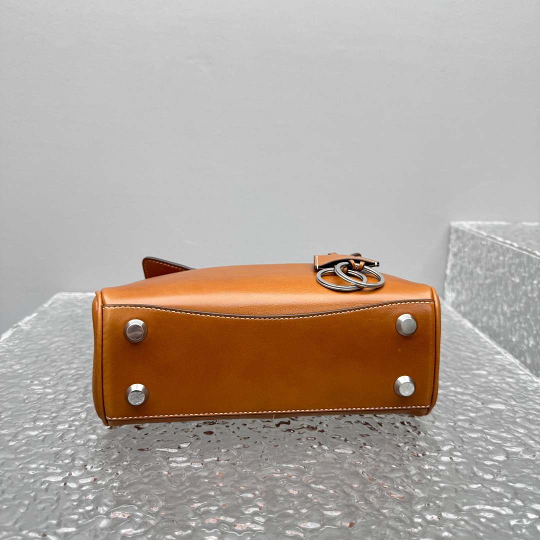 Mini版｛油蜡棕色｝
𝐁𝐀𝐋𝐄𝐍𝐂𝐈𝐀𝐆𝐀 𝐑𝐎𝐃𝐄𝐎 手袋🗯️

新款可以说出道即巅峰，有是一神作，重新开创一种新的风格，慵懒塌塌的造型用在巴黎世家没有任何违和 ，有种桀骜不驯的感觉，夏季新推出的新款棕色手袋，触感柔软细腻，随着时间的沉淀会呈现独特的光泽感💫

款号：92866
尺寸：底长23x高10x宽8cm   p1180