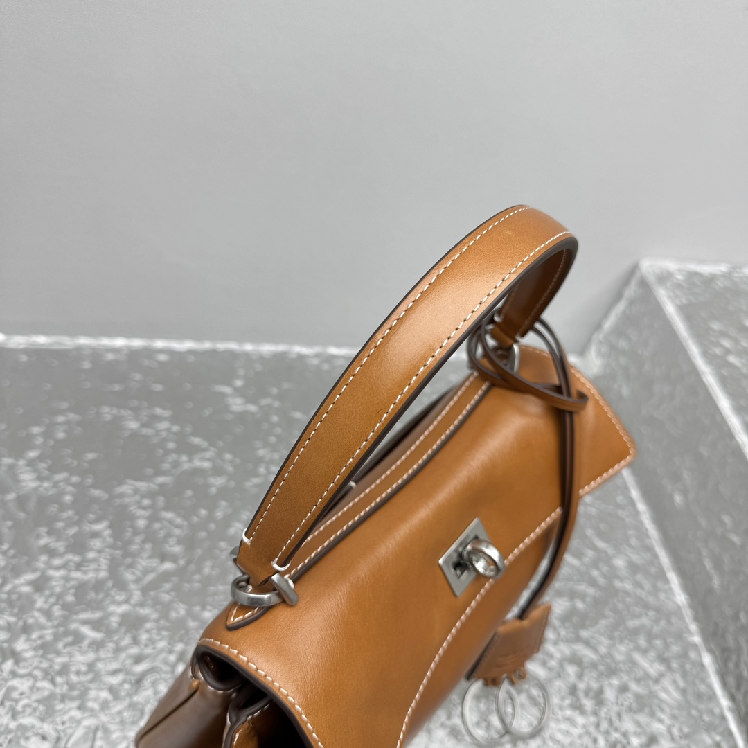 Mini版｛油蜡棕色｝
𝐁𝐀𝐋𝐄𝐍𝐂𝐈𝐀𝐆𝐀 𝐑𝐎𝐃𝐄𝐎 手袋🗯️

新款可以说出道即巅峰，有是一神作，重新开创一种新的风格，慵懒塌塌的造型用在巴黎世家没有任何违和 ，有种桀骜不驯的感觉，夏季新推出的新款棕色手袋，触感柔软细腻，随着时间的沉淀会呈现独特的光泽感💫

款号：92866
尺寸：底长23x高10x宽8cm   p1180