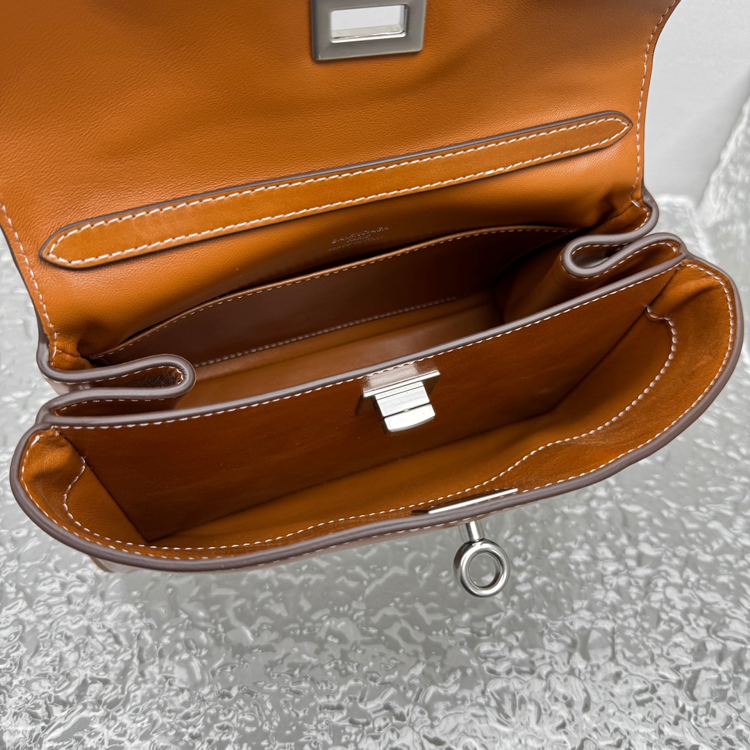 Mini版｛油蜡棕色｝
𝐁𝐀𝐋𝐄𝐍𝐂𝐈𝐀𝐆𝐀 𝐑𝐎𝐃𝐄𝐎 手袋🗯️

新款可以说出道即巅峰，有是一神作，重新开创一种新的风格，慵懒塌塌的造型用在巴黎世家没有任何违和 ，有种桀骜不驯的感觉，夏季新推出的新款棕色手袋，触感柔软细腻，随着时间的沉淀会呈现独特的光泽感💫

款号：92866
尺寸：底长23x高10x宽8cm   p1180