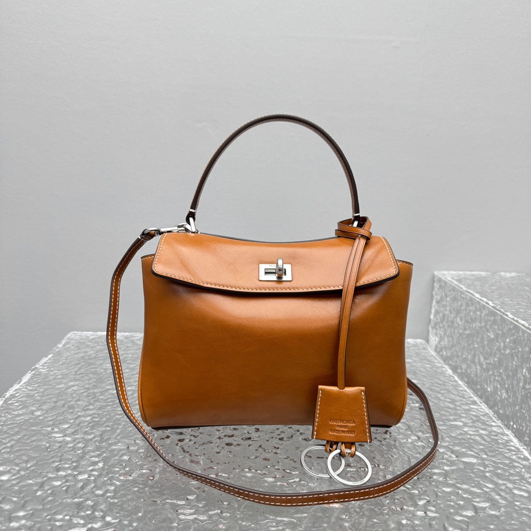 Mini版｛油蜡棕色｝
𝐁𝐀𝐋𝐄𝐍𝐂𝐈𝐀𝐆𝐀 𝐑𝐎𝐃𝐄𝐎 手袋🗯️

新款可以说出道即巅峰，有是一神作，重新开创一种新的风格，慵懒塌塌的造型用在巴黎世家没有任何违和 ，有种桀骜不驯的感觉，夏季新推出的新款棕色手袋，触感柔软细腻，随着时间的沉淀会呈现独特的光泽感💫

款号：92866
尺寸：底长23x高10x宽8cm   p1180