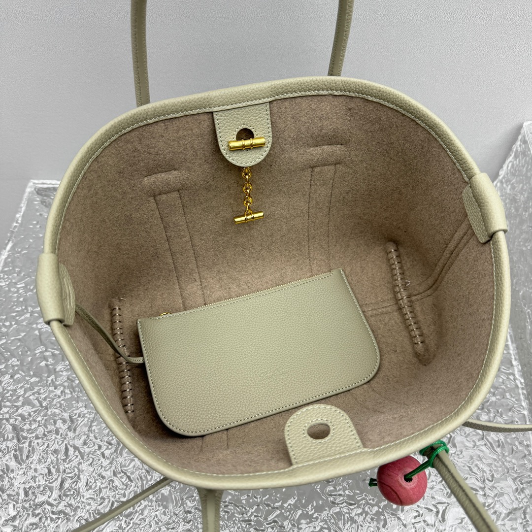 Loro Piana Ghiera Shopper: Green Leather Tote Bag with Ring Detail 9 i1750479005 2118 18