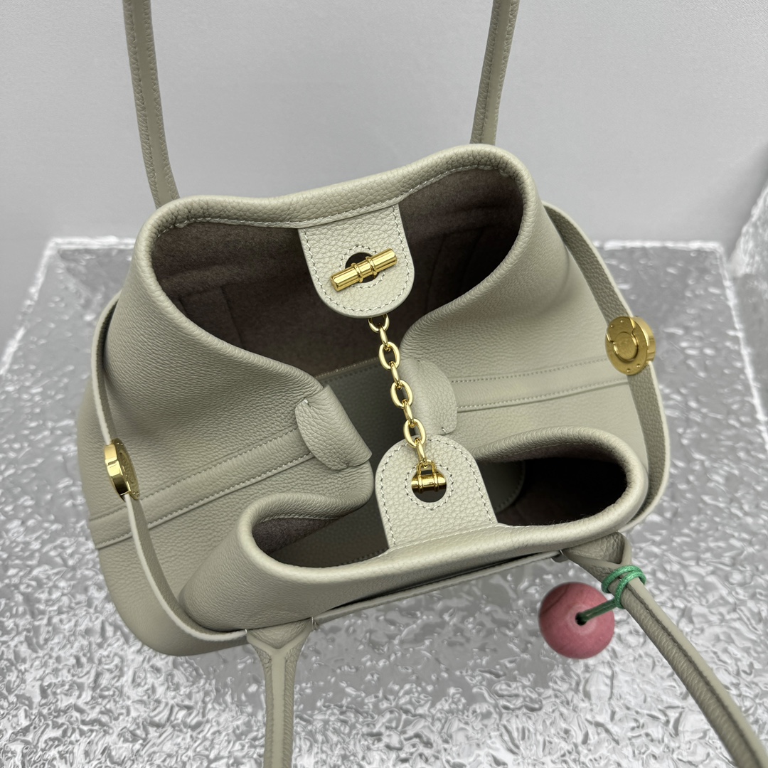 Loro Piana Ghiera Shopper: Green Leather Tote Bag with Ring Detail 8 i1750479005 4398 7