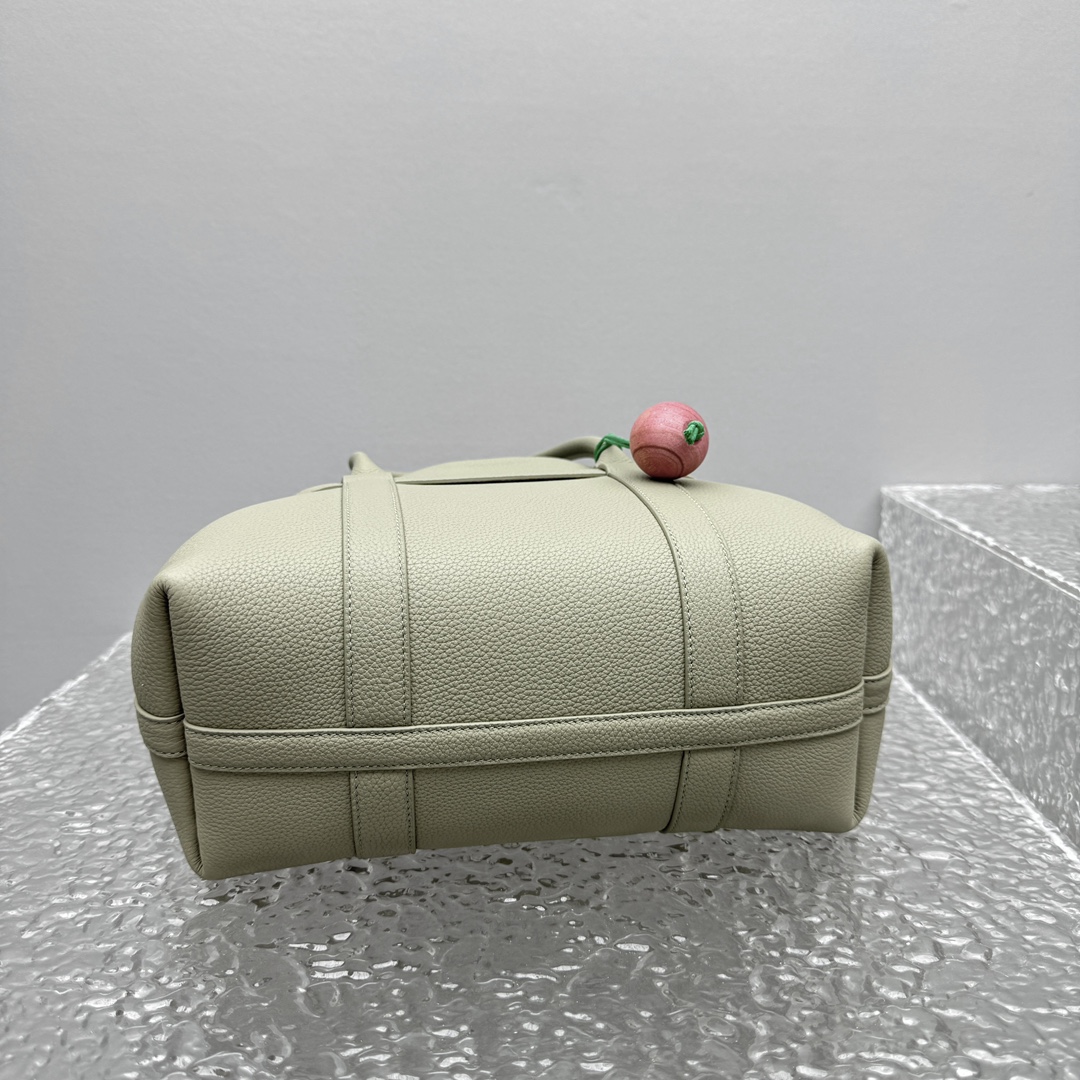 Loro Piana Ghiera Shopper: Green Leather Tote Bag with Ring Detail 5 i1750479005 5028 17