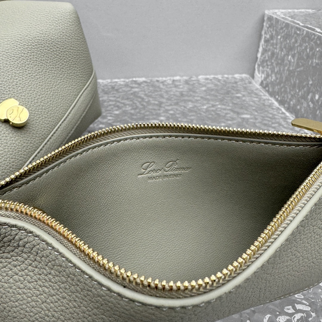 Loro Piana Ghiera Shopper: Green Leather Tote Bag with Ring Detail 10 i1750479005 7630 3