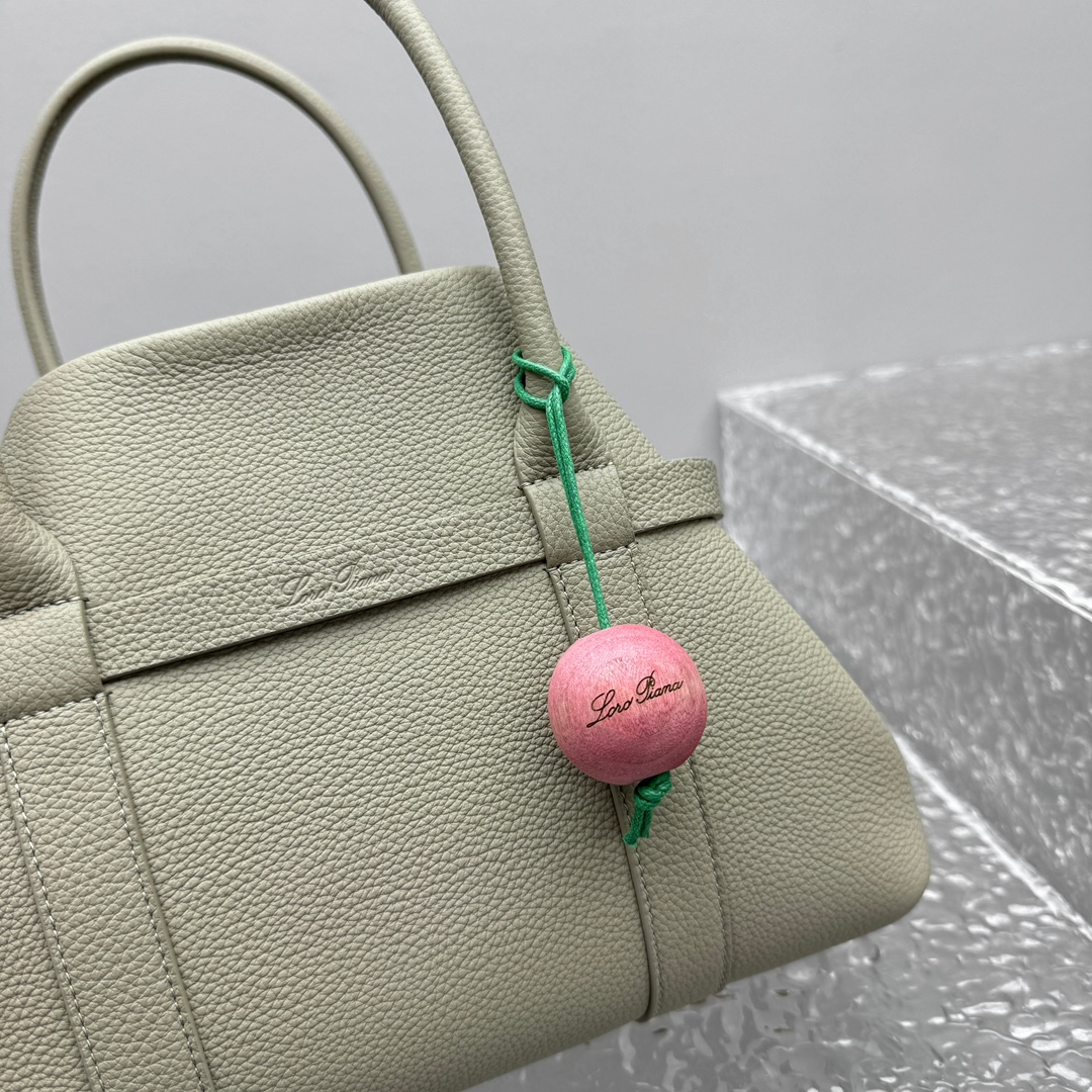 Loro Piana Ghiera Shopper: Green Leather Tote Bag with Ring Detail 19 i1750479005 8450 15