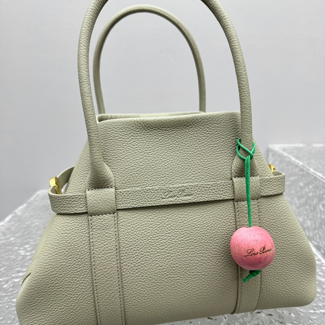 Loro Piana Ghiera Shopper: Green Leather Tote Bag with Ring Detail 17 i1750479005 8697 11