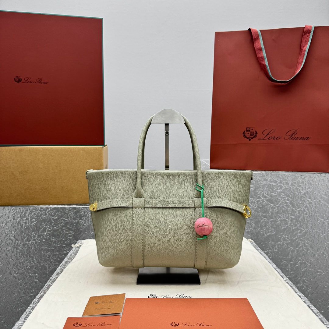Loro Piana Ghiera Shopper: Green Leather Tote Bag with Ring Detail 2 i1750497193 3106 0