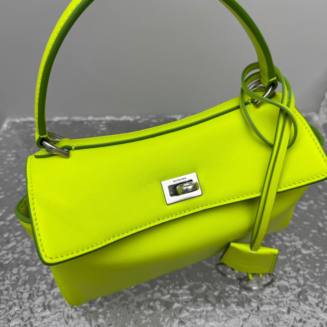 Mini版｛荧光绿色｝
𝐁𝐀𝐋𝐄𝐍𝐂𝐈𝐀𝐆𝐀 𝐑𝐎𝐃𝐄𝐎 手袋🗯️

新款可以说出道即巅峰，有是一神作，重新开创一种新的风格，慵懒塌塌的造型用在巴黎世家没有任何违和 ，有种桀骜不驯的感觉，夏季新推出的新款棕色手袋，触感柔软细腻，随着时间的沉淀会呈现独特的光泽感💫

款号：92866
尺寸：底长23x高10x宽8cm   p1180