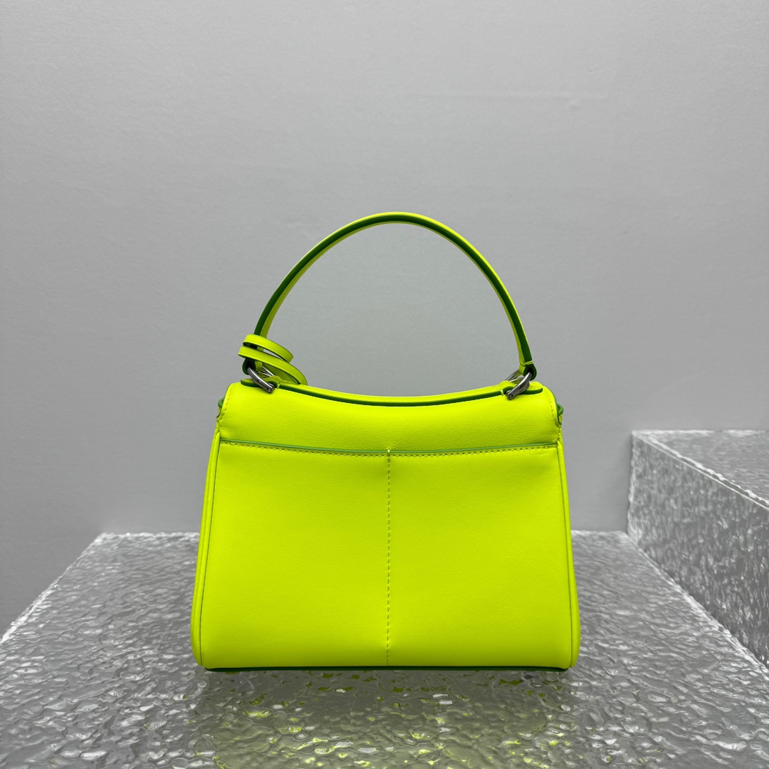 Mini版｛荧光绿色｝
𝐁𝐀𝐋𝐄𝐍𝐂𝐈𝐀𝐆𝐀 𝐑𝐎𝐃𝐄𝐎 手袋🗯️

新款可以说出道即巅峰，有是一神作，重新开创一种新的风格，慵懒塌塌的造型用在巴黎世家没有任何违和 ，有种桀骜不驯的感觉，夏季新推出的新款棕色手袋，触感柔软细腻，随着时间的沉淀会呈现独特的光泽感💫

款号：92866
尺寸：底长23x高10x宽8cm   p1180